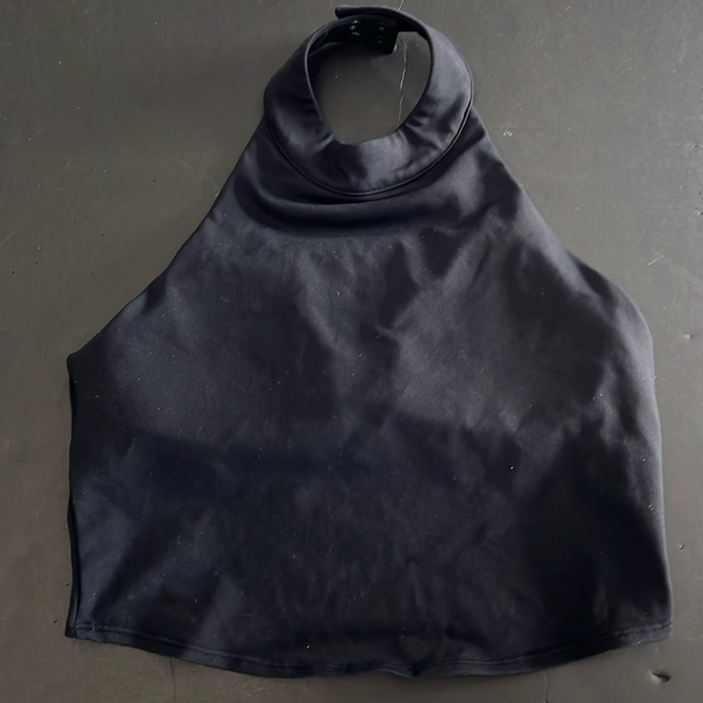 alo yoga halter top Size “M” solid black. 4 snap closure at back neck. Stretch